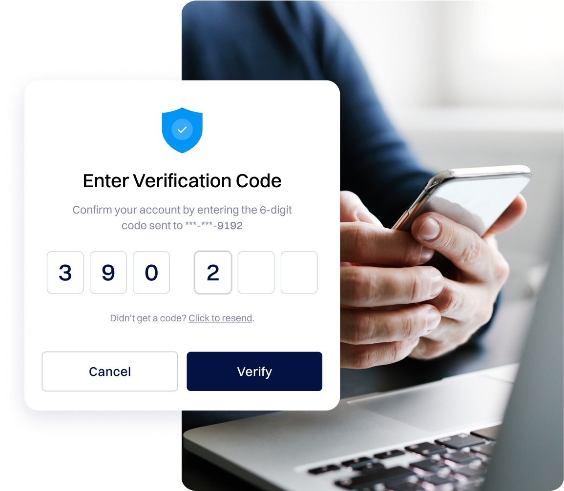 manos sosteniendo un smartphone con una laptop ingresando su código de verificación de 6 dígitos