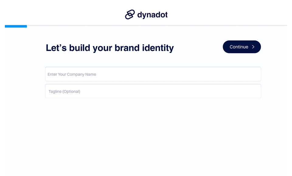 Screenshot der Dynadot-Logo-Builder-Oberfläche, die Benutzer auffordert: „Lasst uns deine Markenidentität aufbauen“, mit Eingabefeldern für Firmenname und optionalen Slogan sowie einem „Weiter“-Button oben.