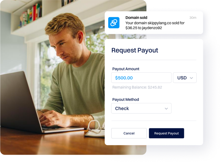 човек за столом на лаптопу тражи исплату на dynadot