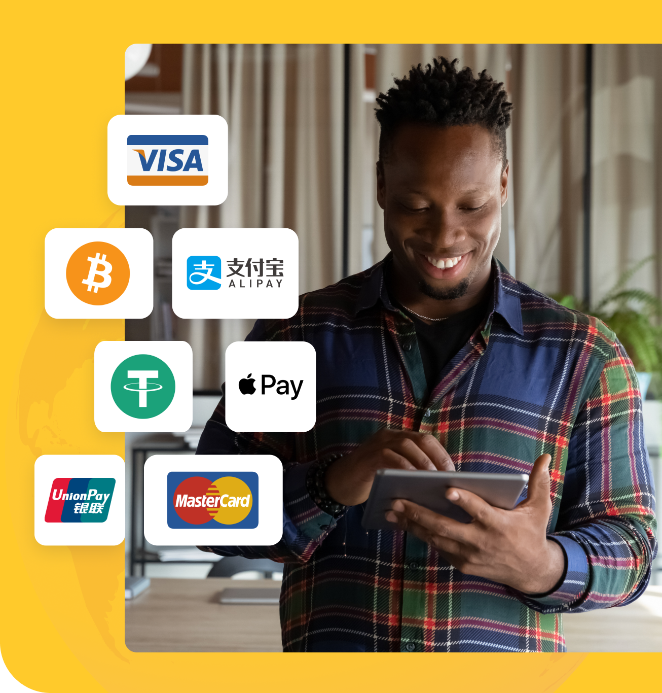 jovem sorrindo enquanto usa seu tablet com logos de marcas de pagamento como visa, paypal, alipay, apple pay e union pay