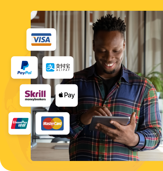 タブレットを使用しながら笑っている若い男性、visa、paypal、alipay、apple pay、union payなどの支払いブランドロゴが表示されています