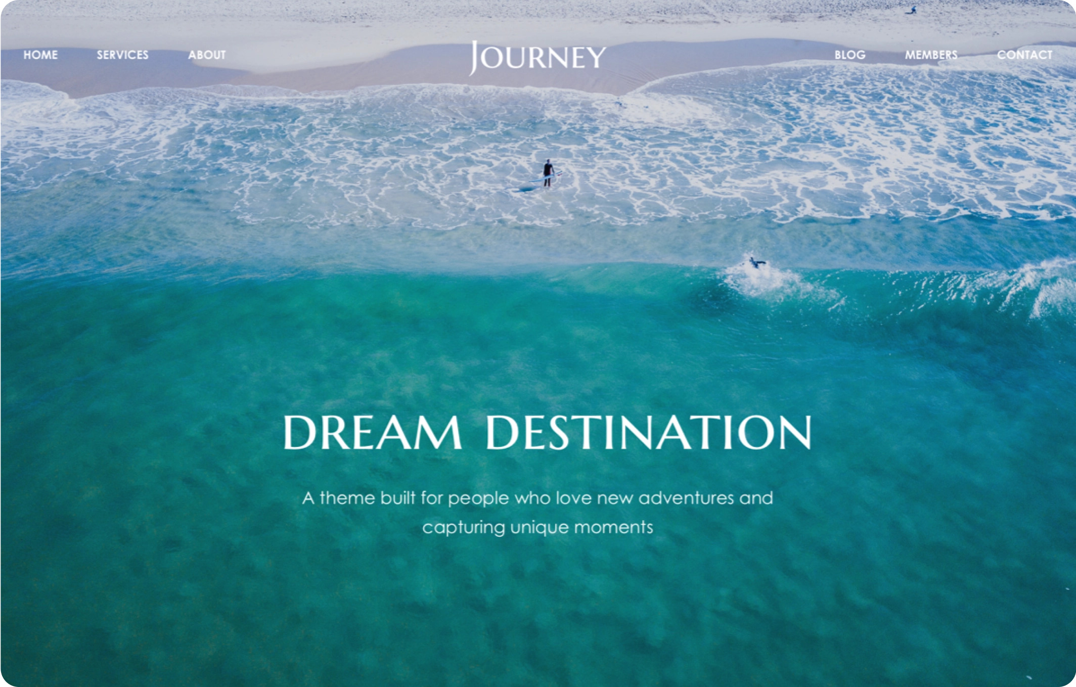 modelo de site com uma bela praia em tela cheia para hotéis e resorts