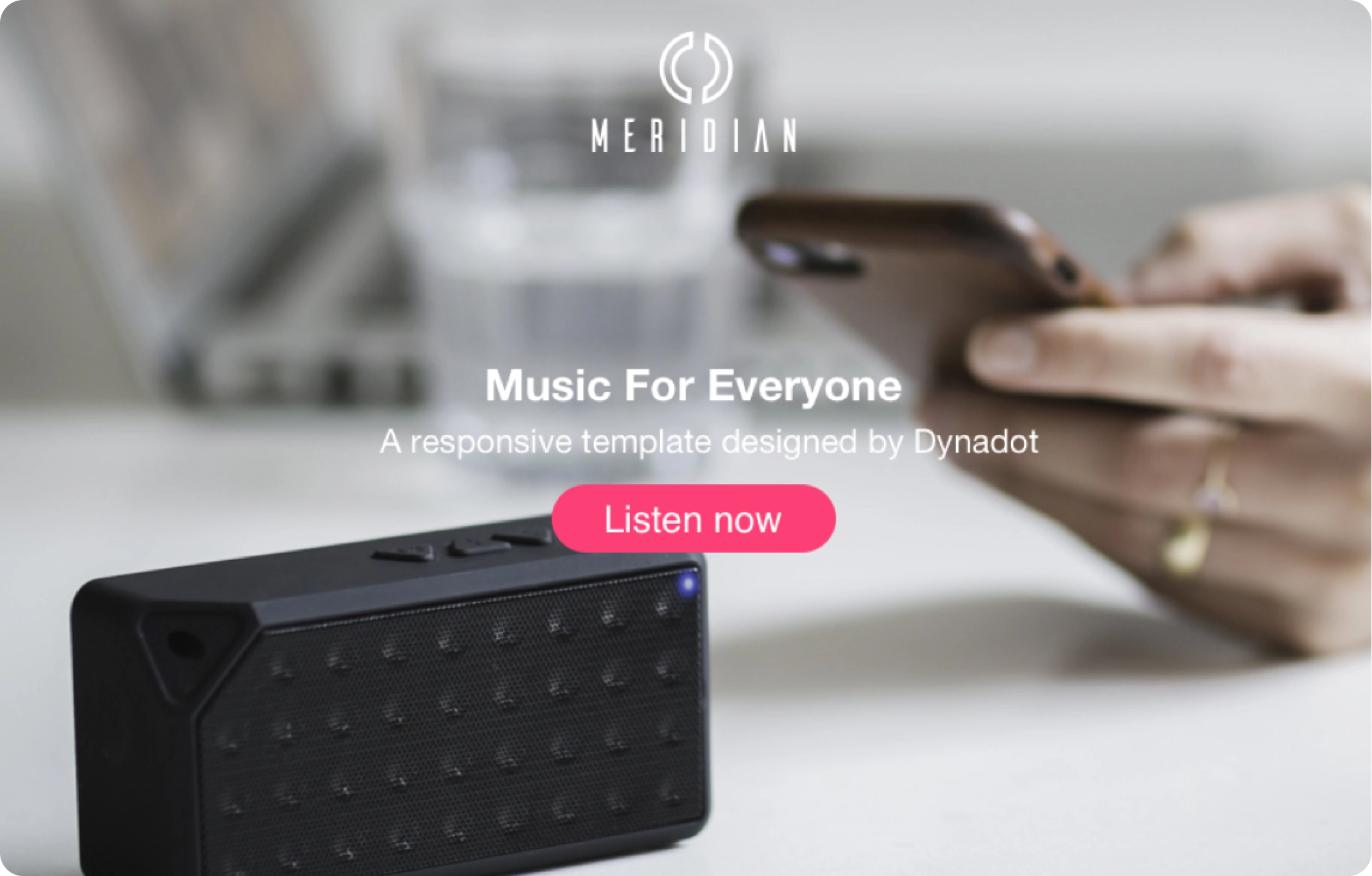 modelo de site com uma imagem de um pequeno alto-falante com um apelo à ação para os usuários ouvirem agora